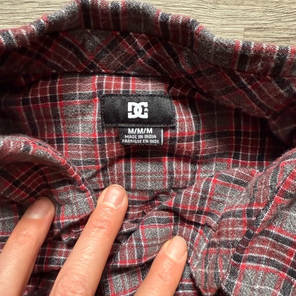 DC Longsleeve Button-Up, Size M NWOT - Picture 5 of 6